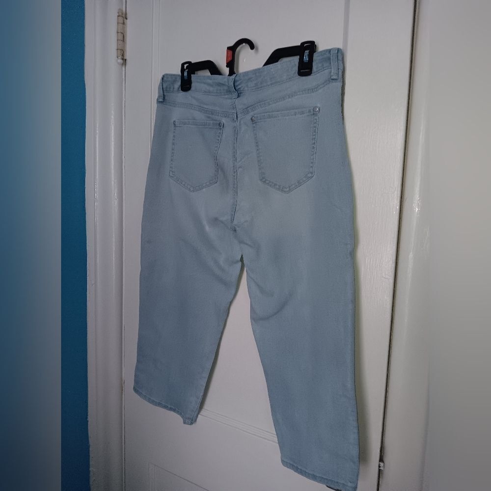Gloria Vanderbilt Women's Rail Straight Capris Blue Denim Size 8 - Picture 2 of 9